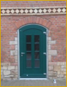 Kunststoffhaustr mit Stichbogen moosgrn